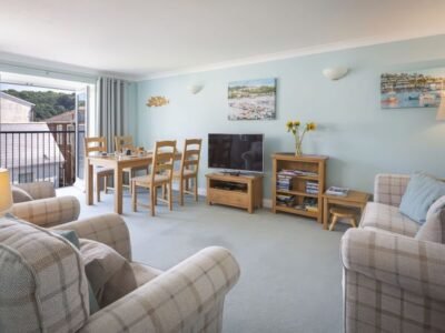 Baker's Dozen, 13 Dartmouth House